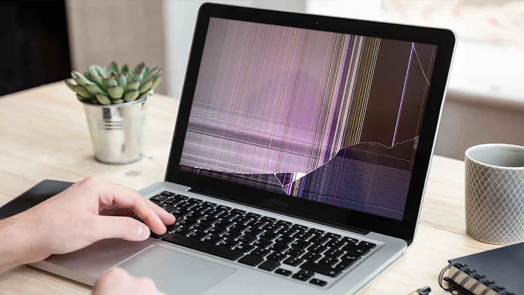 Tela de notebook quebrada: vale a pena trocar?